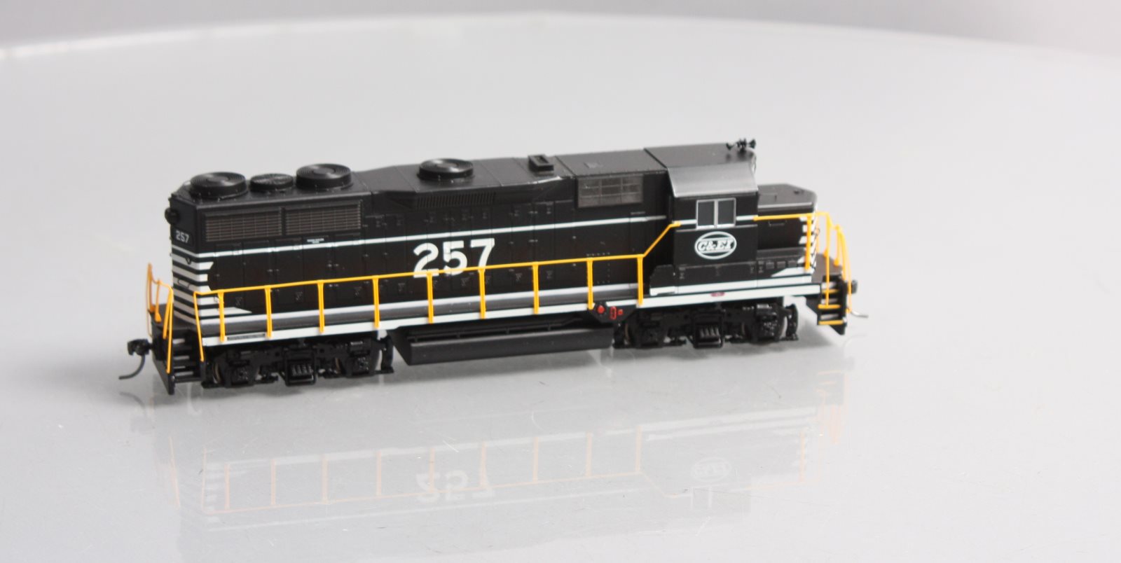 Roundhouse 12241 HO Chicago & Eastern Illinois GP35 Diesel Locomotive #257