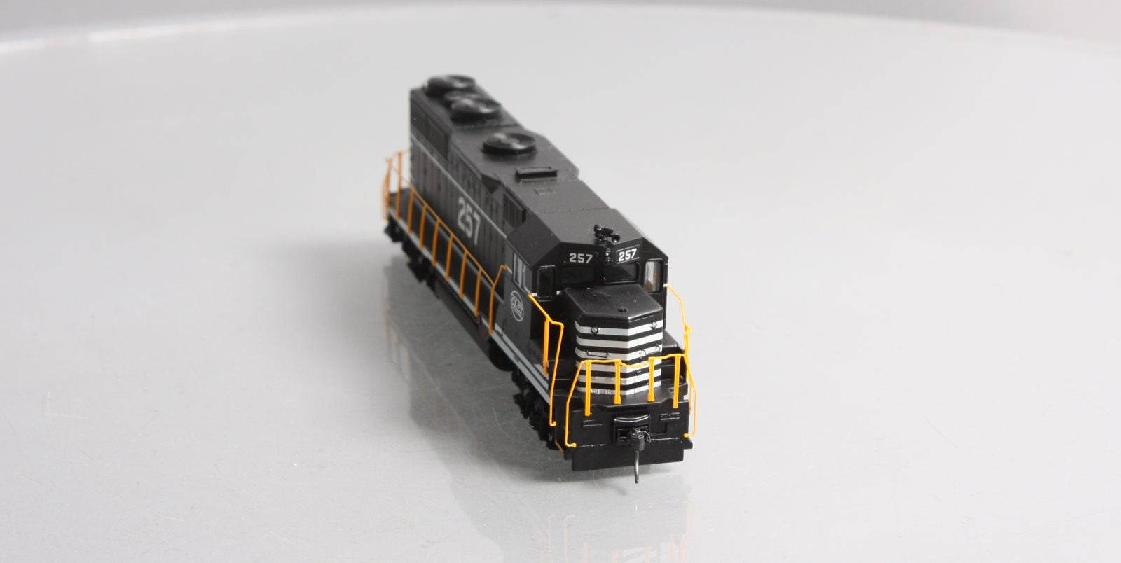 Roundhouse 12241 HO Chicago & Eastern Illinois GP35 Diesel Locomotive #257