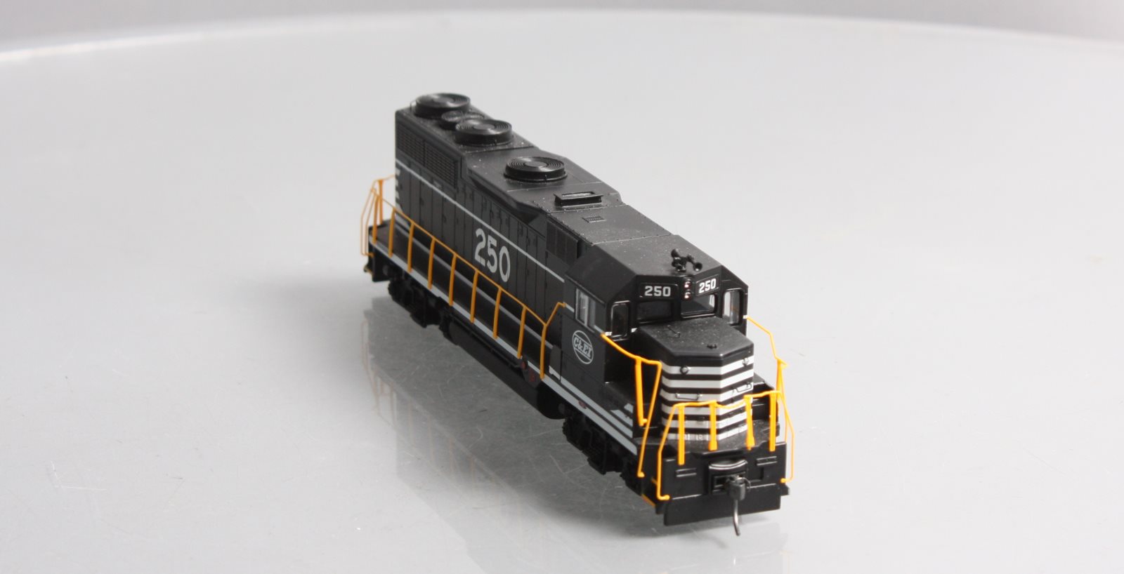 Roundhouse 12240 HO Chicago & Eastern Illinois GP35 Diesel Locomotive #250