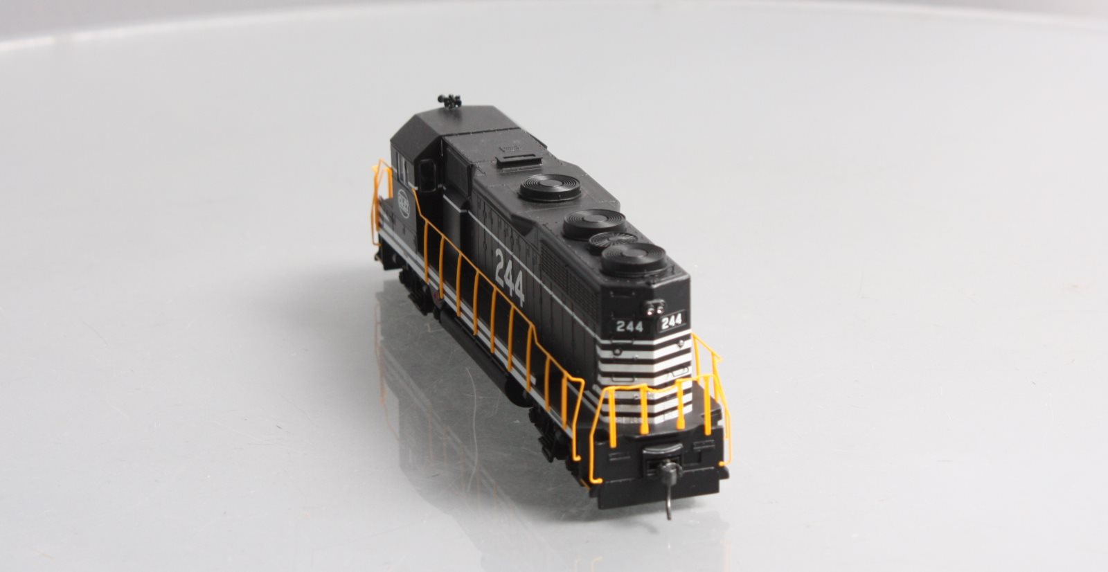 Roundhouse 12239 HO Chicago & Eastern Illinois GP35 Diesel Locomotive #244