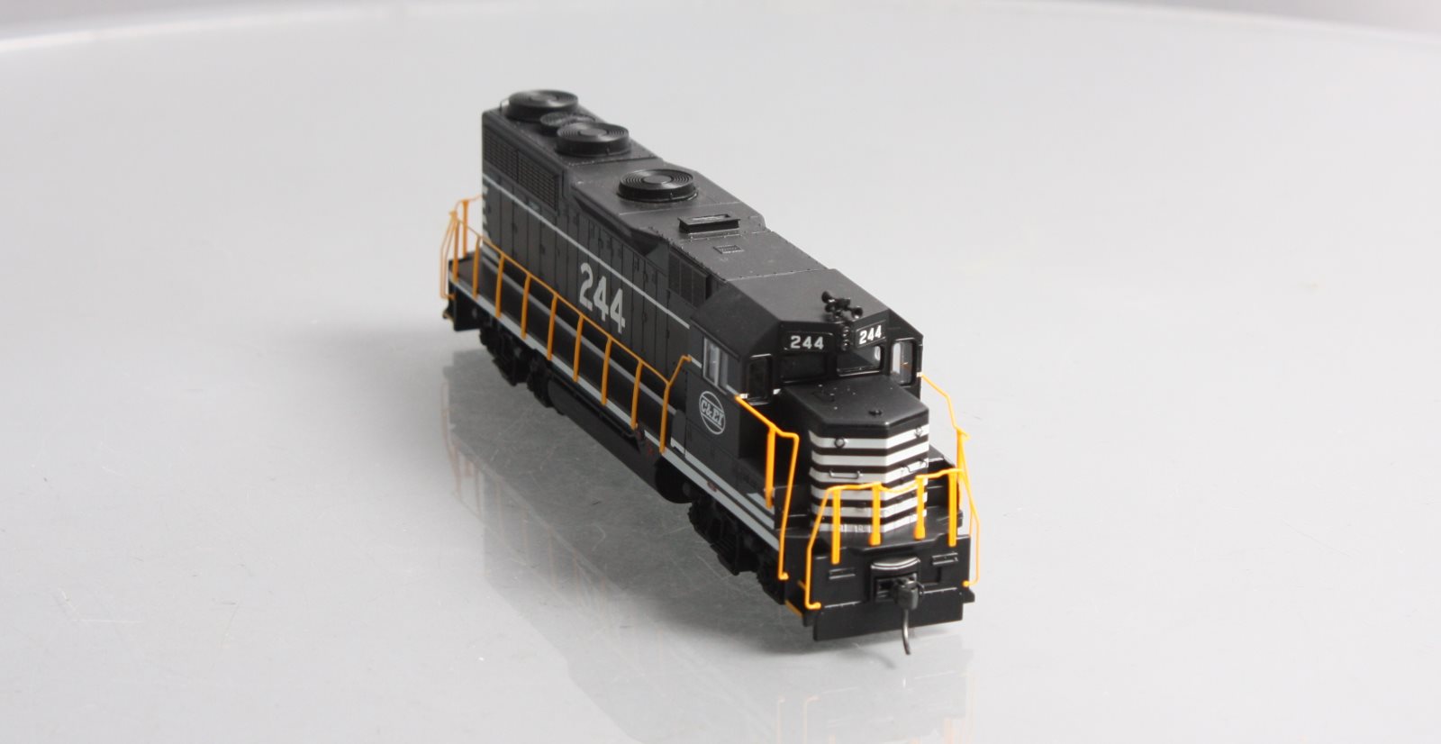 Roundhouse 12239 HO Chicago & Eastern Illinois GP35 Diesel Locomotive #244