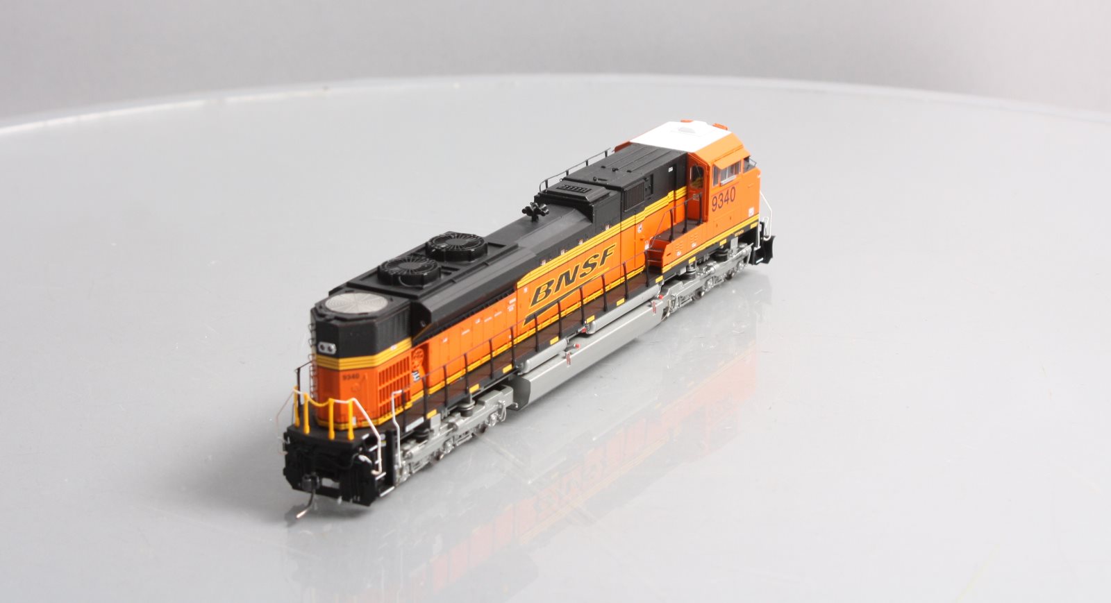 Athearn G68863 HO BNSF SD70ACe Diesel Locomotive with DCC & Sound #9340