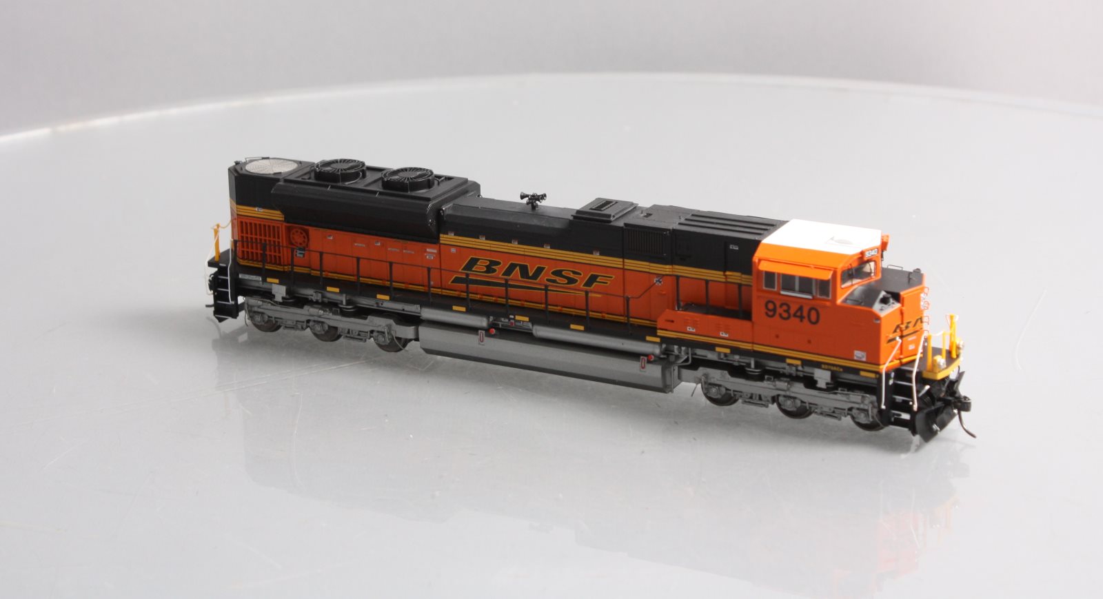 Athearn G68863 HO BNSF SD70ACe Diesel Locomotive with DCC & Sound #9340