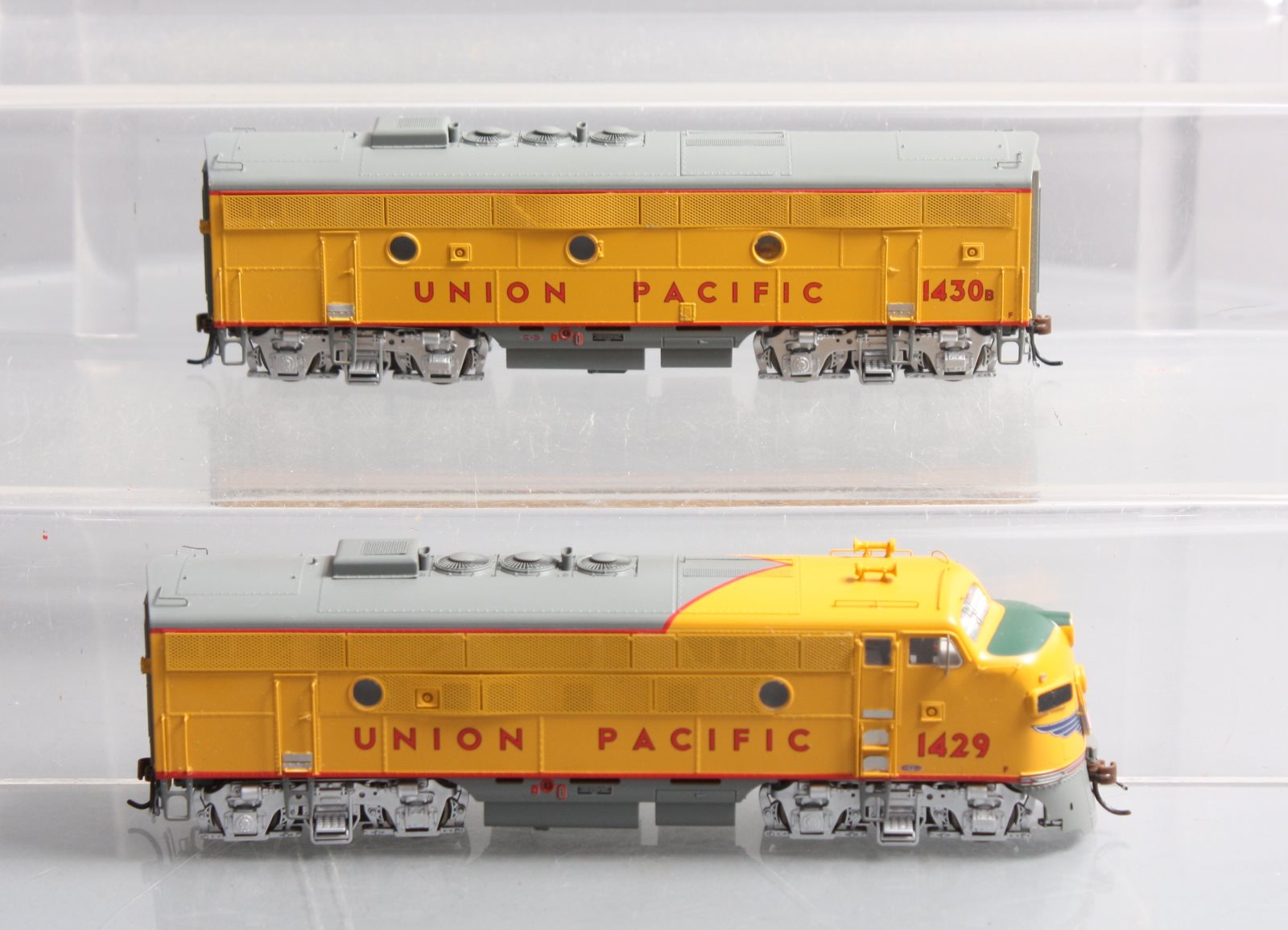 Athearn G22855 HO Union Pacific F3 A/B Diesel Loco w/DCC & Sound #1429/#1430B