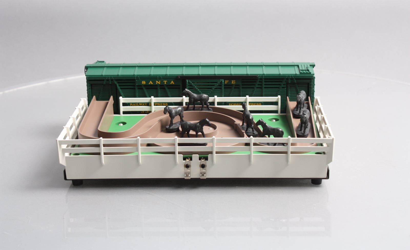 Lionel 6-19895 O Gauge PWC 3356 Santa Fe Operating Horse Car & Corral LN/Box