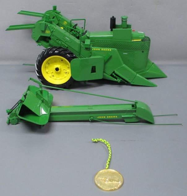 Ertl 5083 1:16 Scale Diecast John Deere The 4020 Tractor w 237 Corn Picker NIB