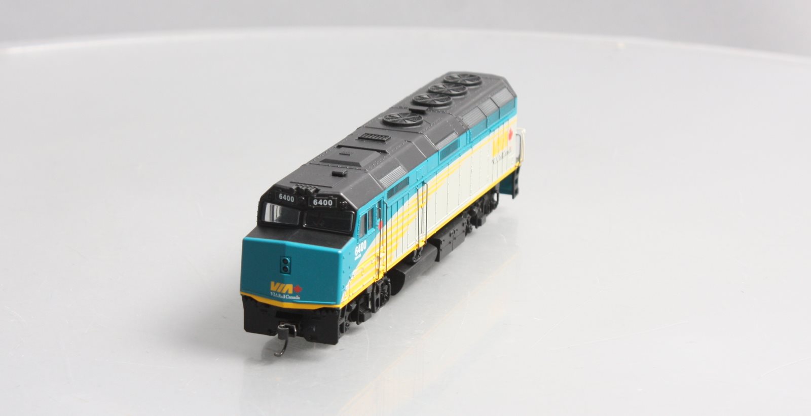 Walthers 910-9461 HO Scale VIA EMD F40PH Diesel Locomotive #6400