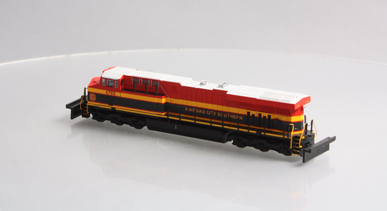 Walthers 910-10171 HO KCS GE ES44AC Diesel Locomotive #4765 - Standard DC