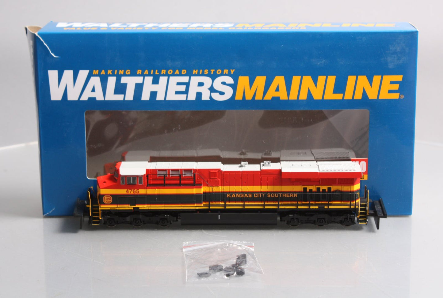 Walthers 910-10171 HO KCS GE ES44AC Diesel Locomotive #4765 - Standard DC