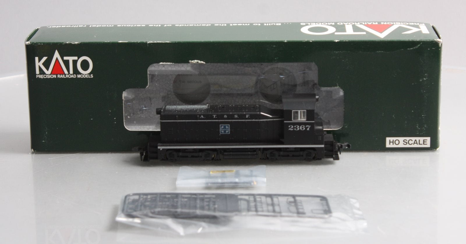 Kato 37-102 HO Scale ATSF EMD NW2 Diesel Locomotive #2367 LN/Box