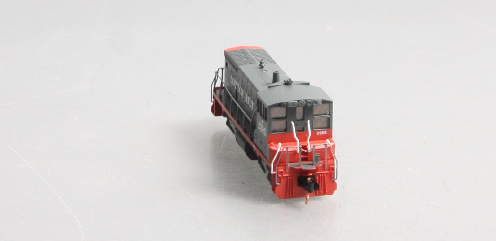 Micro-Trains 98600581 N Cotton Belt EMD SW1500 Diesel Locomotive #2585