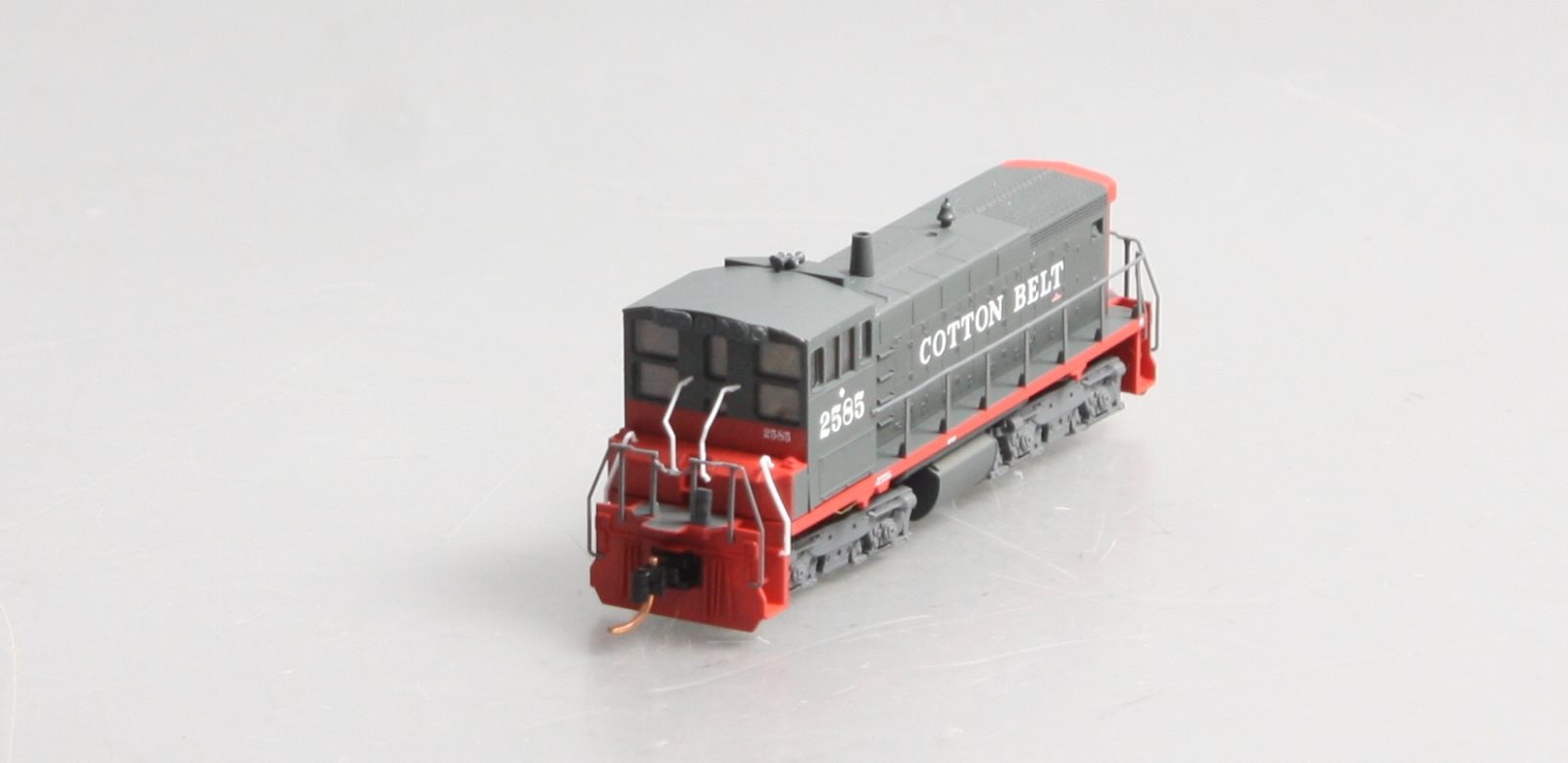 Micro-Trains 98600581 N Cotton Belt EMD SW1500 Diesel Locomotive #2585