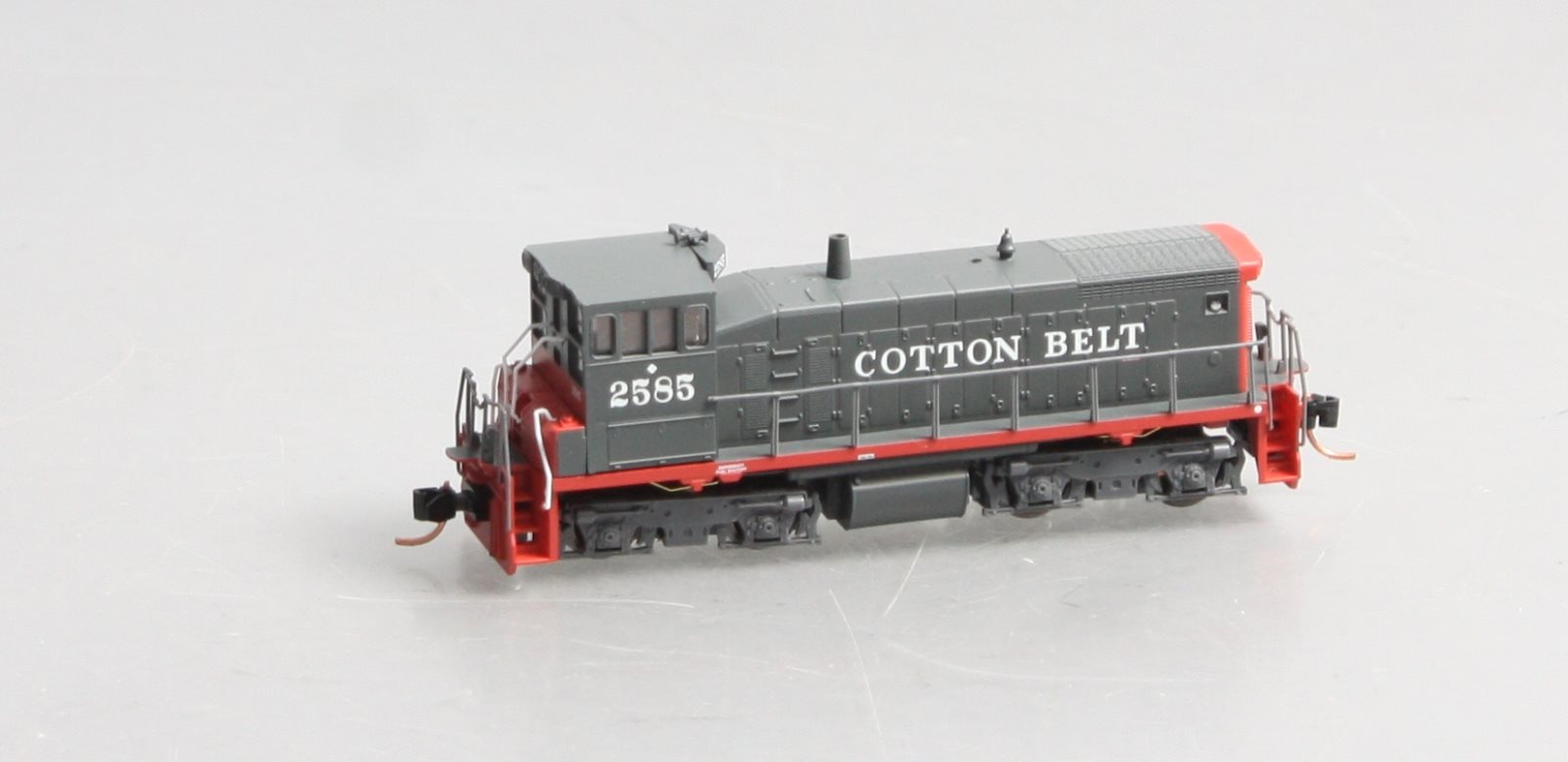 Micro-Trains 98600581 N Cotton Belt EMD SW1500 Diesel Locomotive #2585