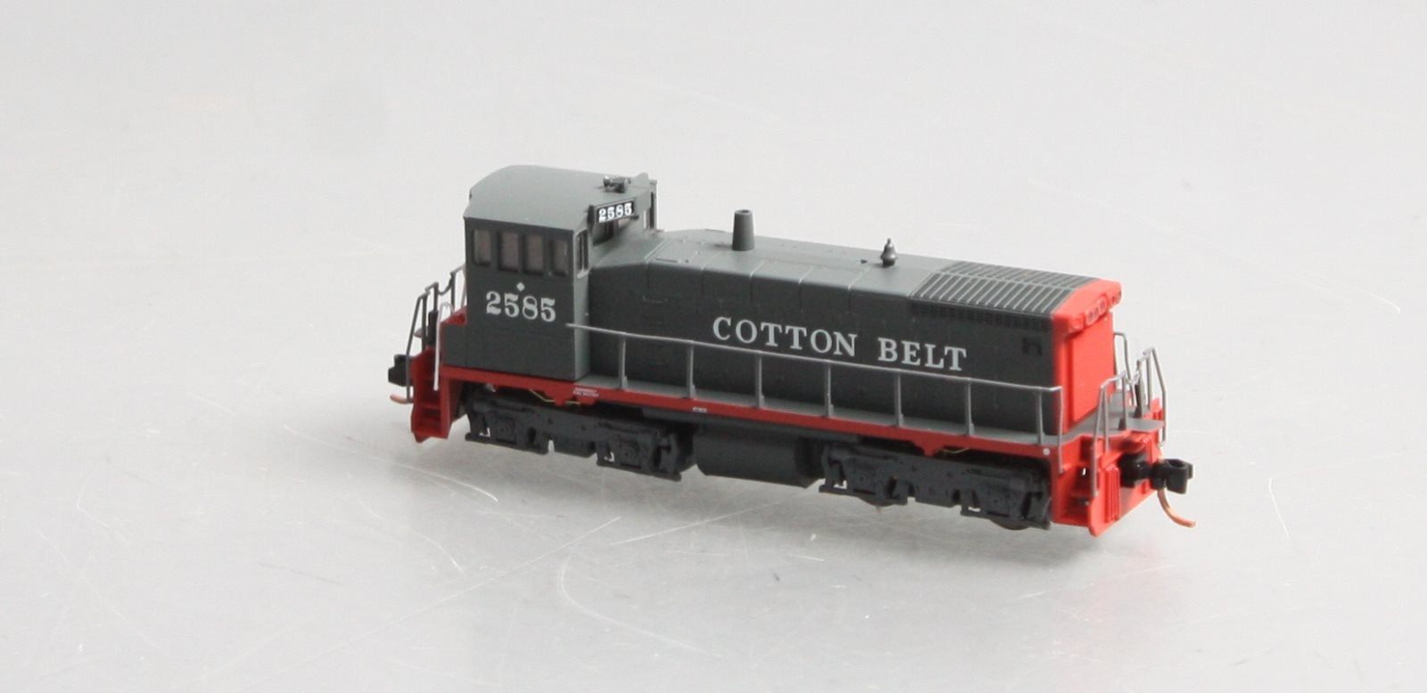 Micro-Trains 98600581 N Cotton Belt EMD SW1500 Diesel Locomotive #2585