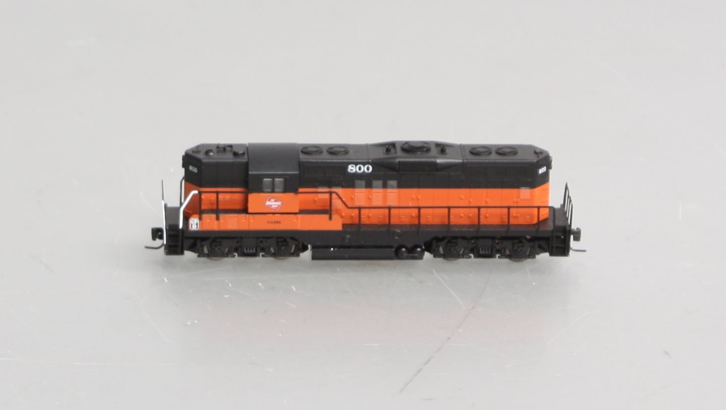 Micro-Trains 98201041 Z Milwaukee Road EMD GP9 Powered Diesel Locomotive #800