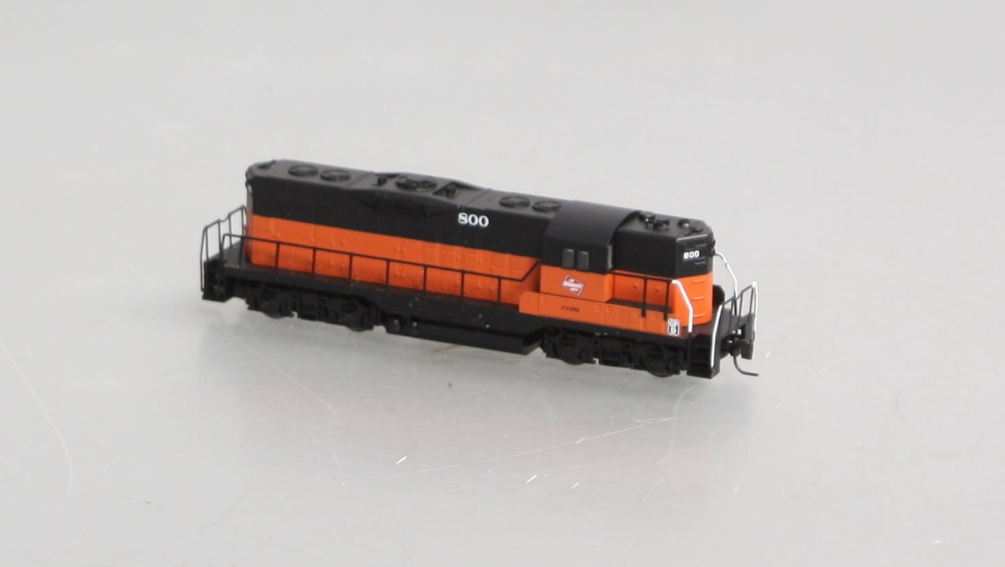Micro-Trains 98201041 Z Milwaukee Road EMD GP9 Powered Diesel Locomotive #800
