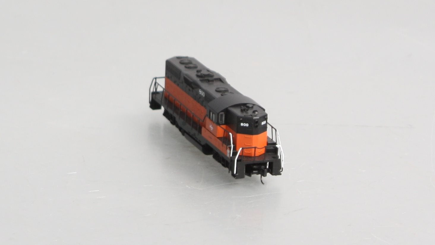 Micro-Trains 98201041 Z Milwaukee Road EMD GP9 Powered Diesel Locomotive #800