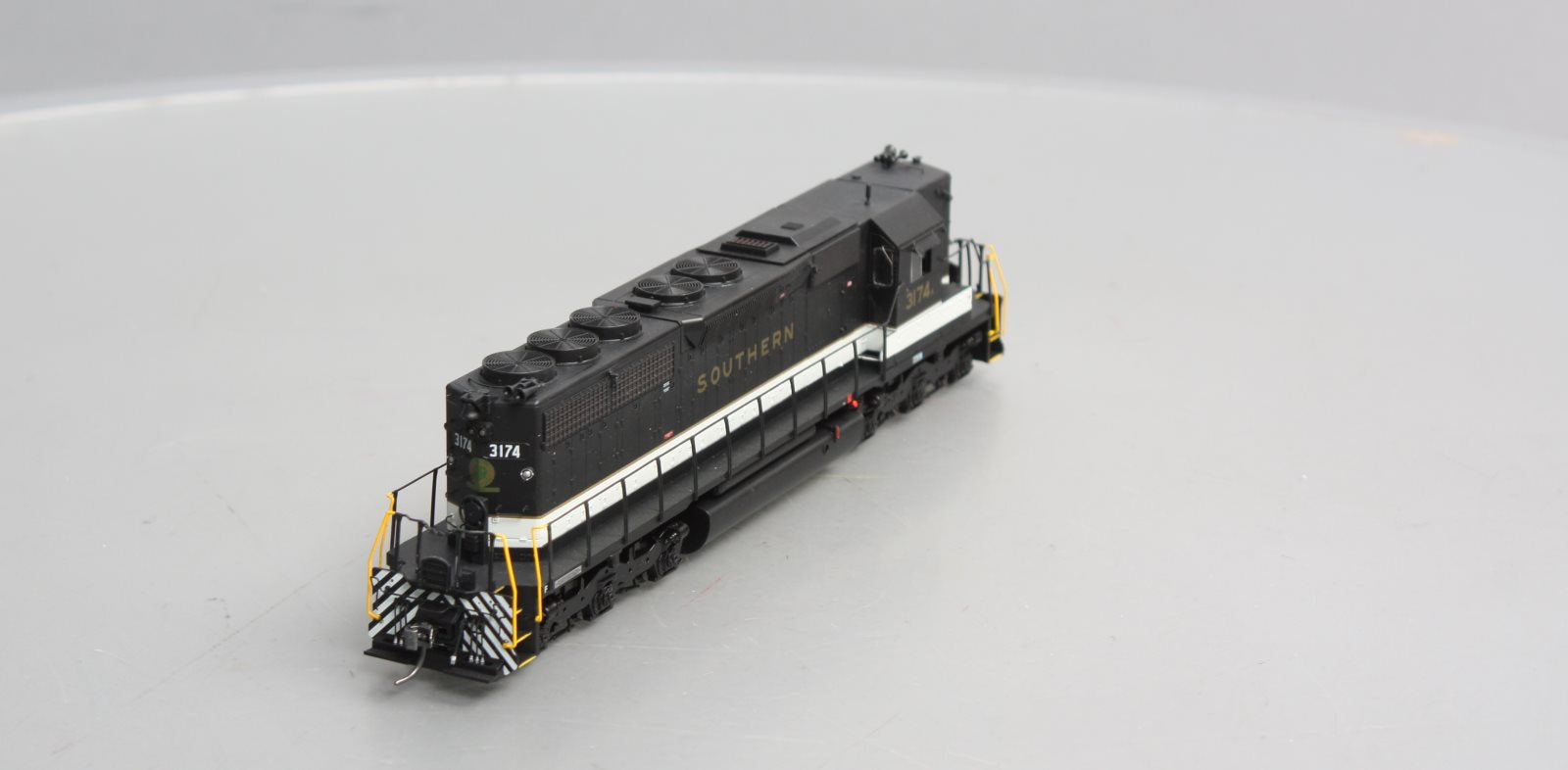 Athearn 88518 HO SOU/Black/Off White RTR SD40 Diesel Loco w/DCC/Snd #3174A