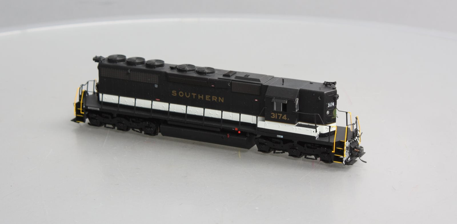 Athearn 88518 HO SOU/Black/Off White RTR SD40 Diesel Loco w/DCC/Snd #3174A