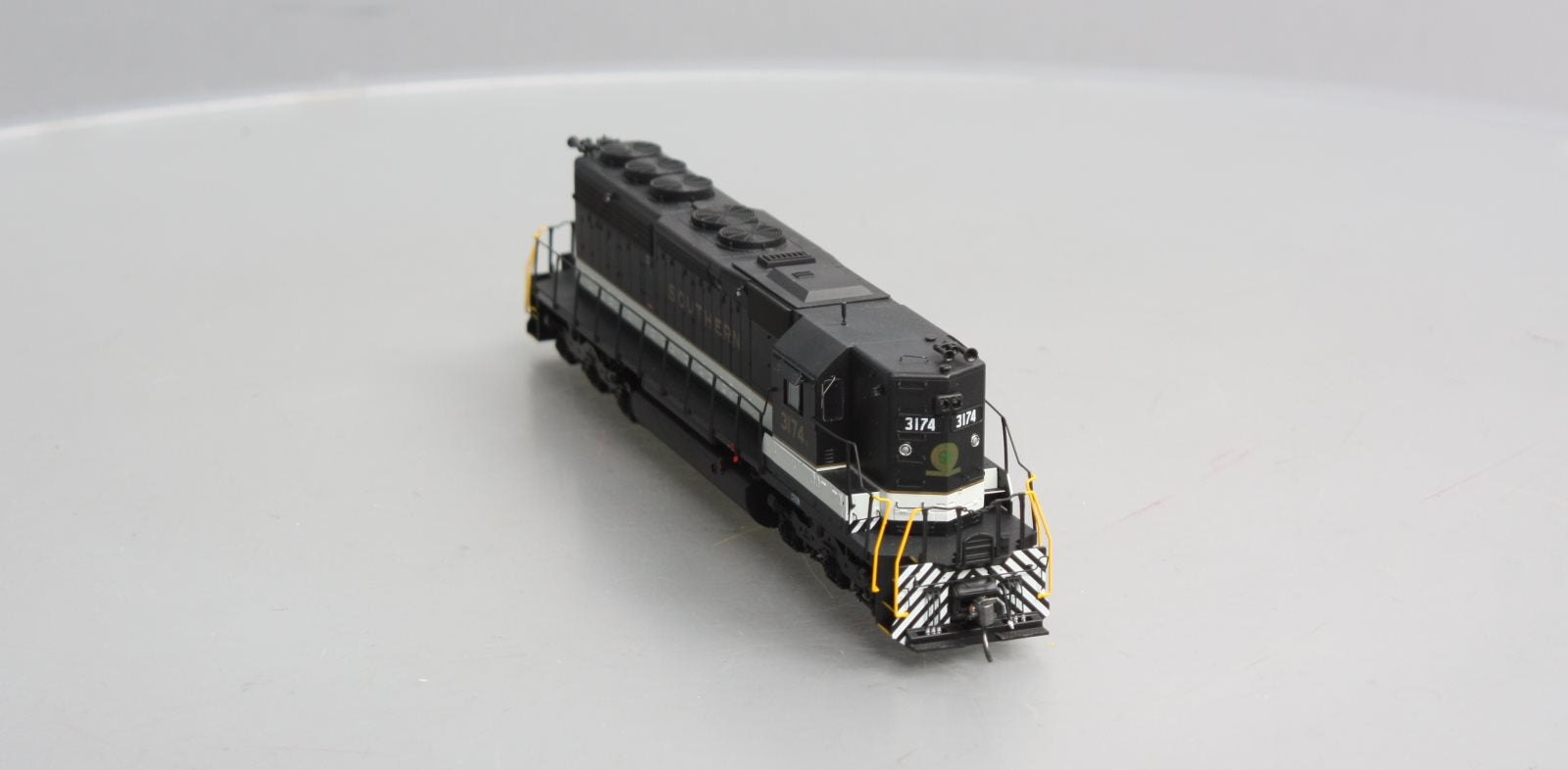 Athearn 88518 HO SOU/Black/Off White RTR SD40 Diesel Loco w/DCC/Snd #3174A