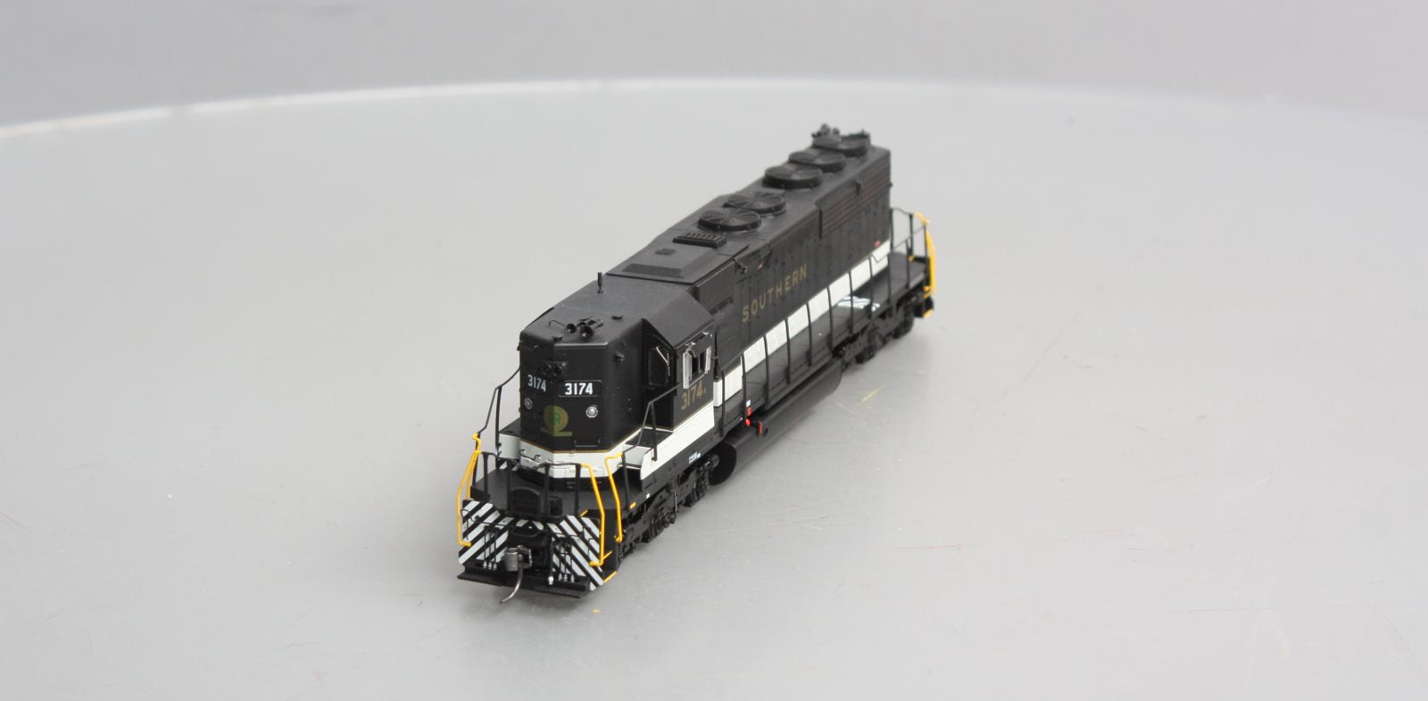 Athearn 88518 HO SOU/Black/Off White RTR SD40 Diesel Loco w/DCC/Snd #3174A