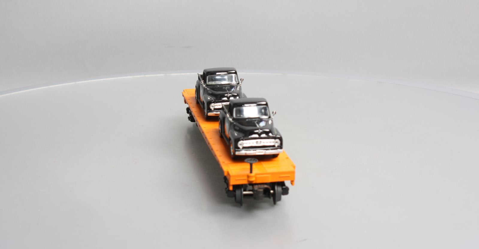 MTH 30-76671 O Long Island Flat Car with 2 '53 Ford Pickup Trucks