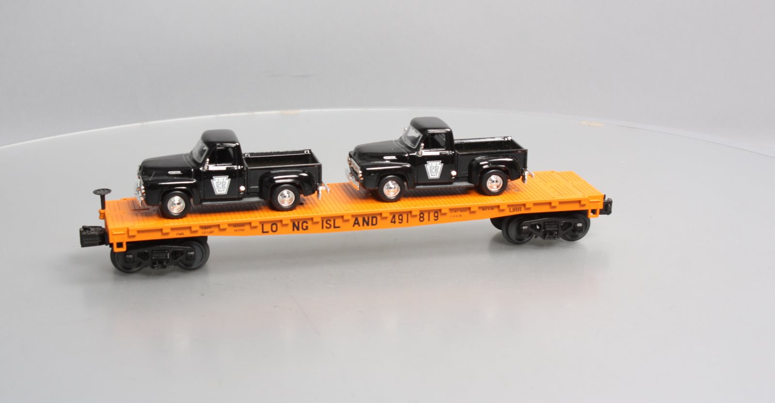 MTH 30-76671 O Long Island Flat Car with 2 '53 Ford Pickup Trucks