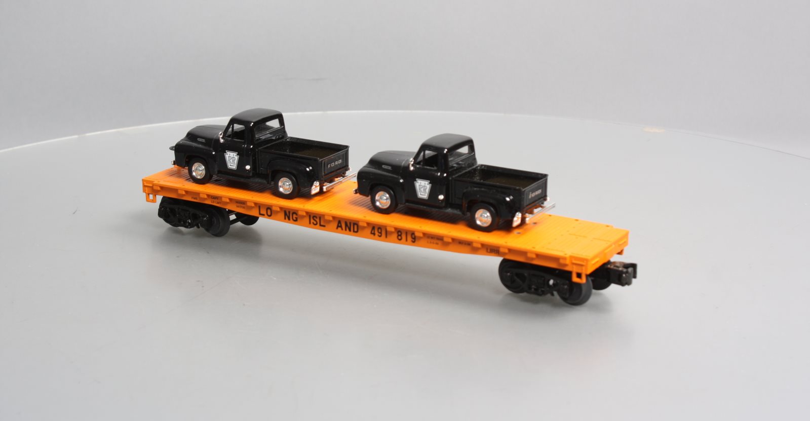 MTH 30-76671 O Long Island Flat Car with 2 '53 Ford Pickup Trucks