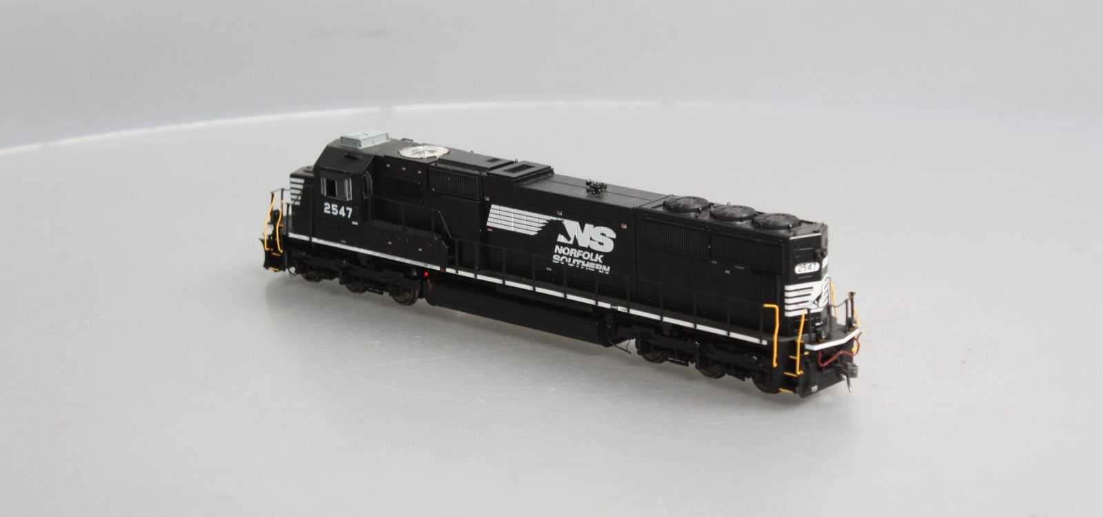 Athearn G70612 HO Norfolk Southern SD70 Diesel Locomotive w/DCC & Sound #2547