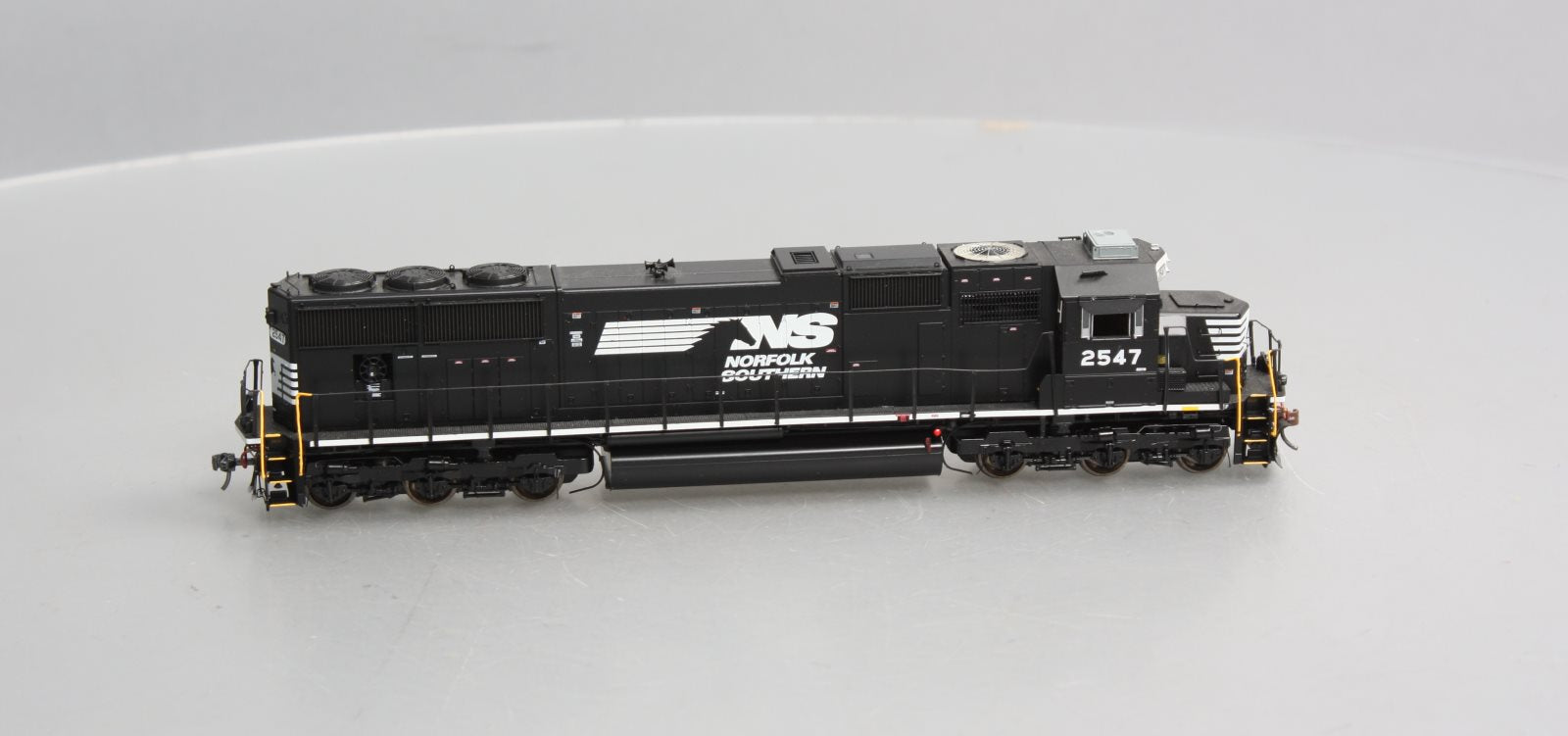 Athearn G70612 HO Norfolk Southern SD70 Diesel Locomotive w/DCC & Sound #2547