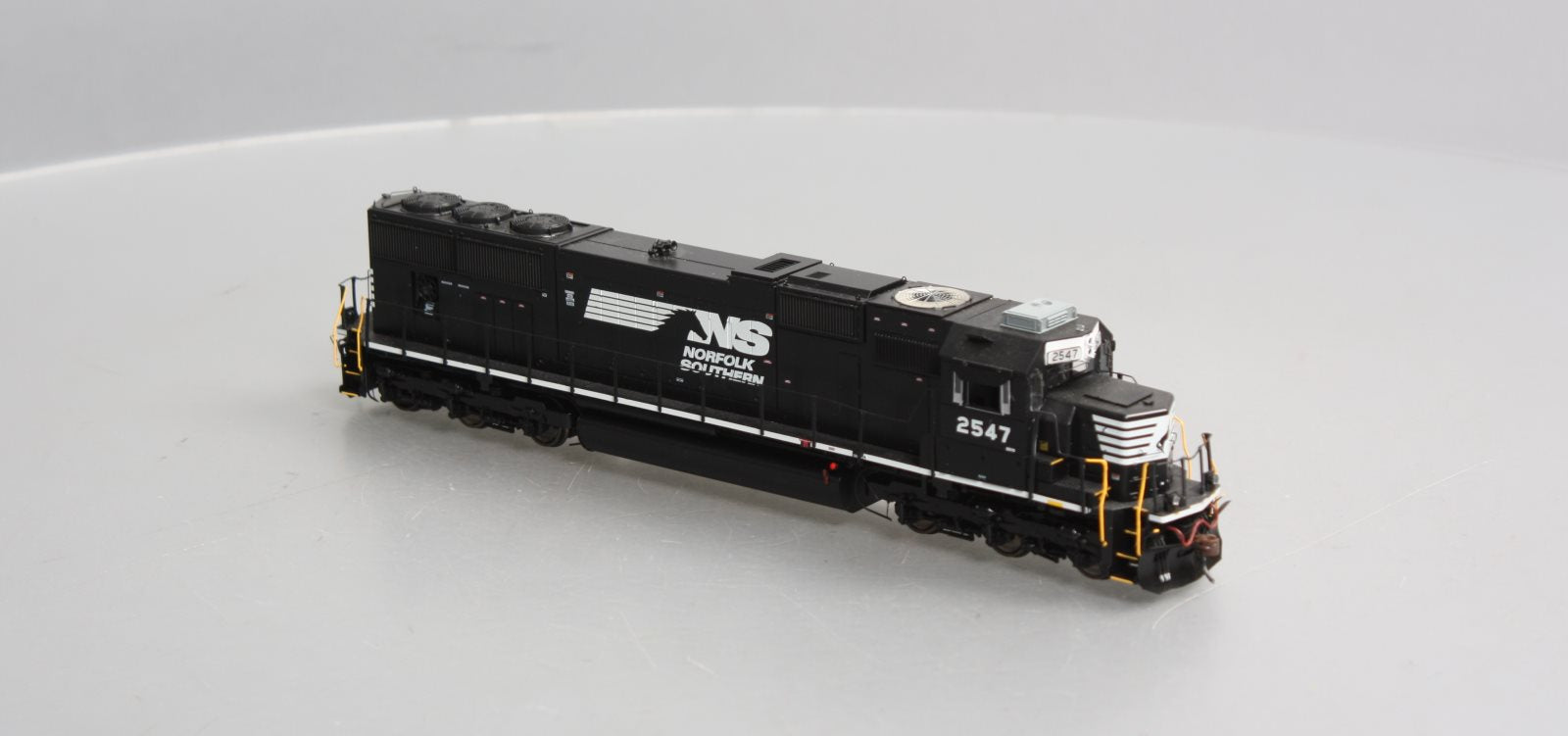 Athearn G70612 HO Norfolk Southern SD70 Diesel Locomotive w/DCC & Sound #2547