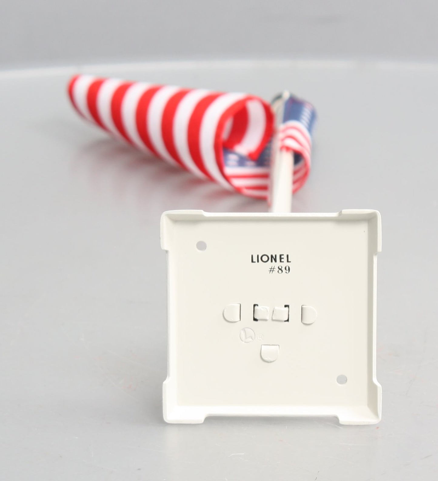 MTH 11-90067 No. 89 STD. GAUGE FLAG POLE & AMERICAN FLAG