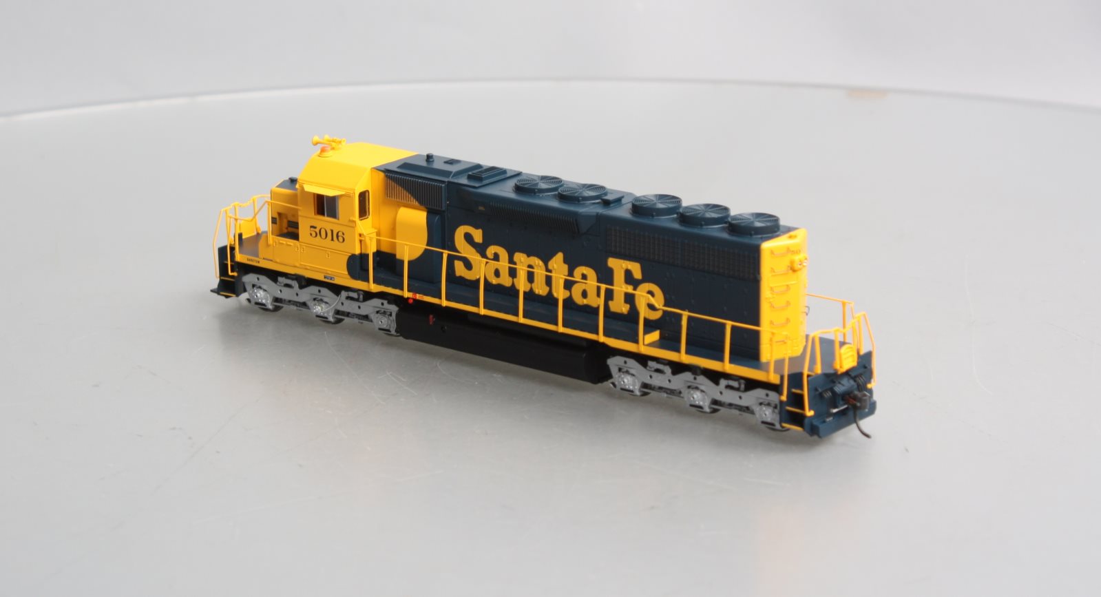 Athearn 98828 HO Santa Fe RTR SD40 Diesel Locomotive with DCC & Sound #5016