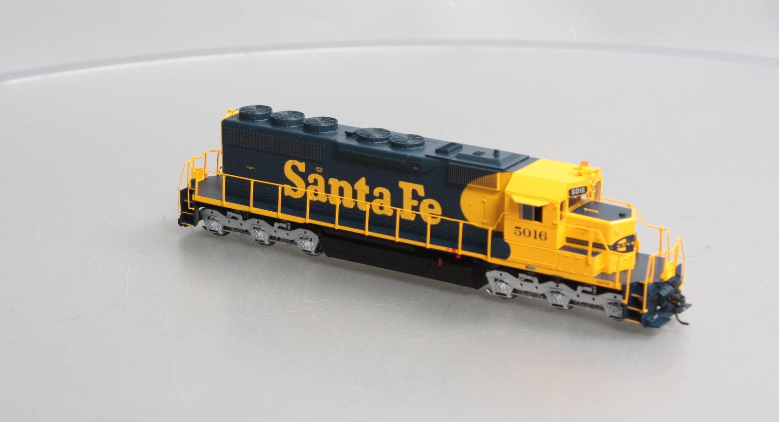 Athearn 98828 HO Santa Fe RTR SD40 Diesel Locomotive with DCC & Sound #5016