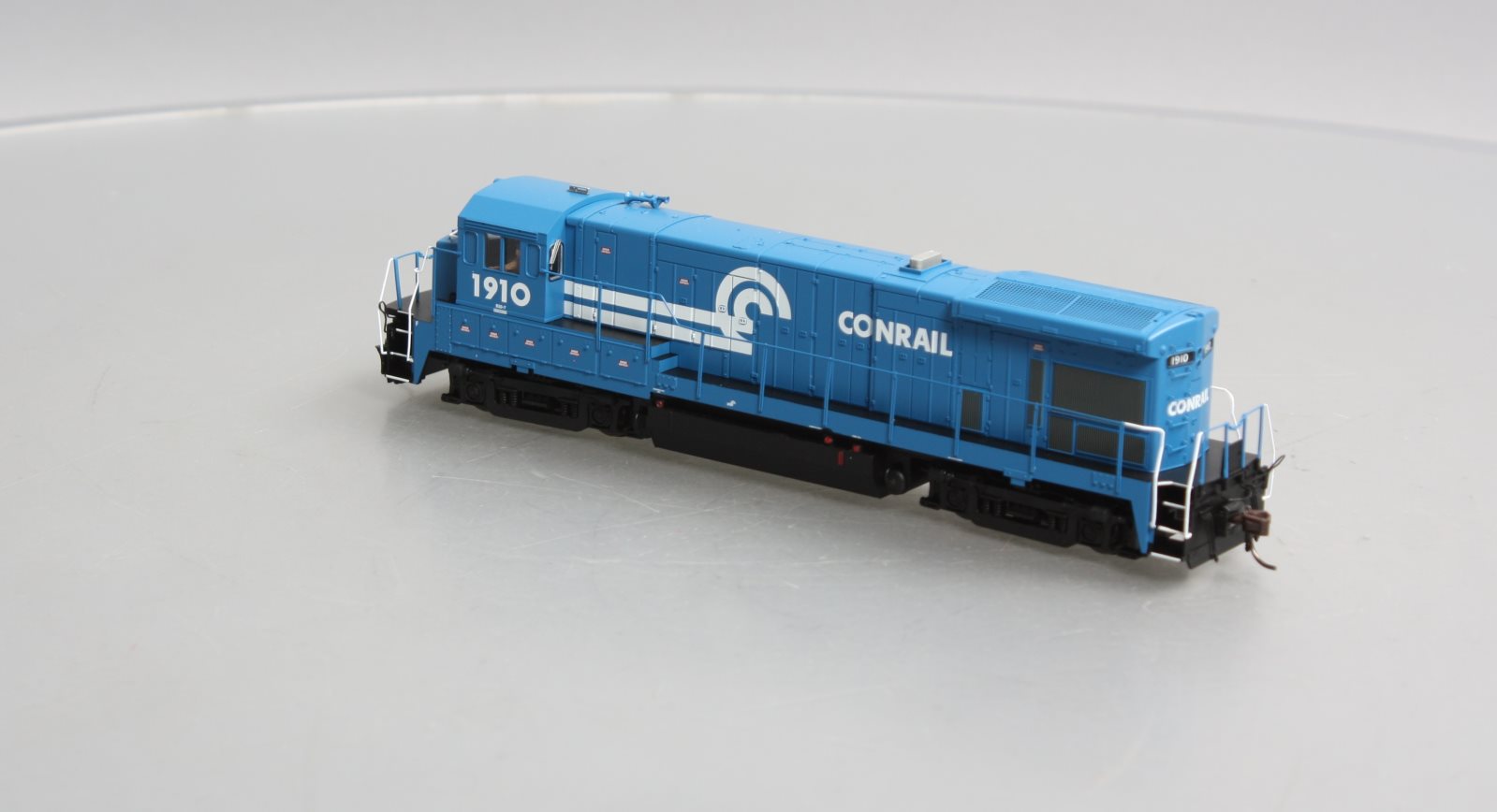 Atlas 10003621 HO Conrail B23-7 Phase 1 Low Nose Silver Diesel Locomotive #1910