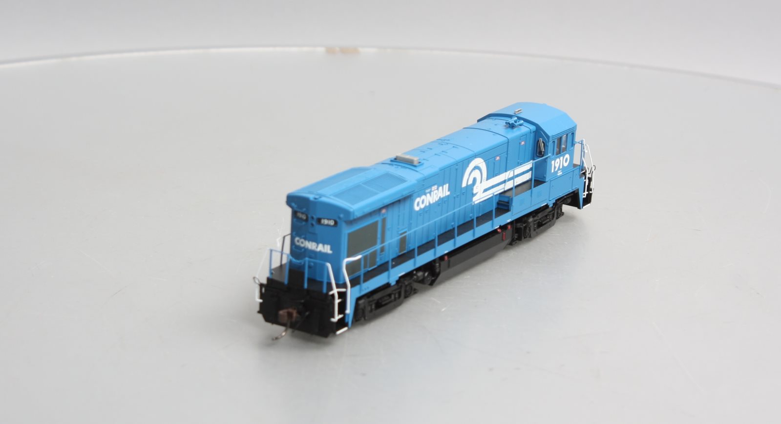 Atlas 10003621 HO Conrail B23-7 Phase 1 Low Nose Silver Diesel Locomotive #1910