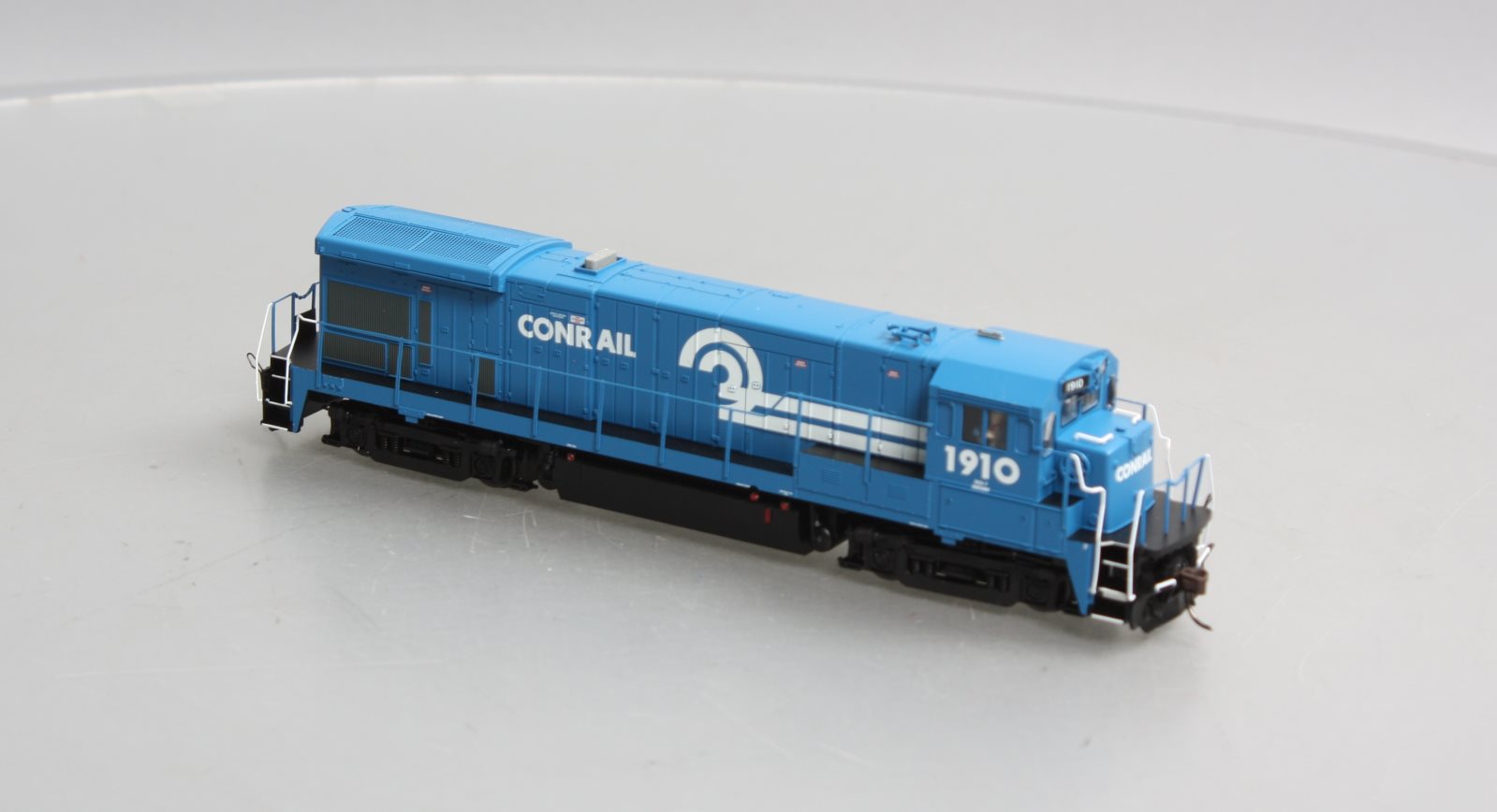 Atlas 10003621 HO Conrail B23-7 Phase 1 Low Nose Silver Diesel Locomotive #1910