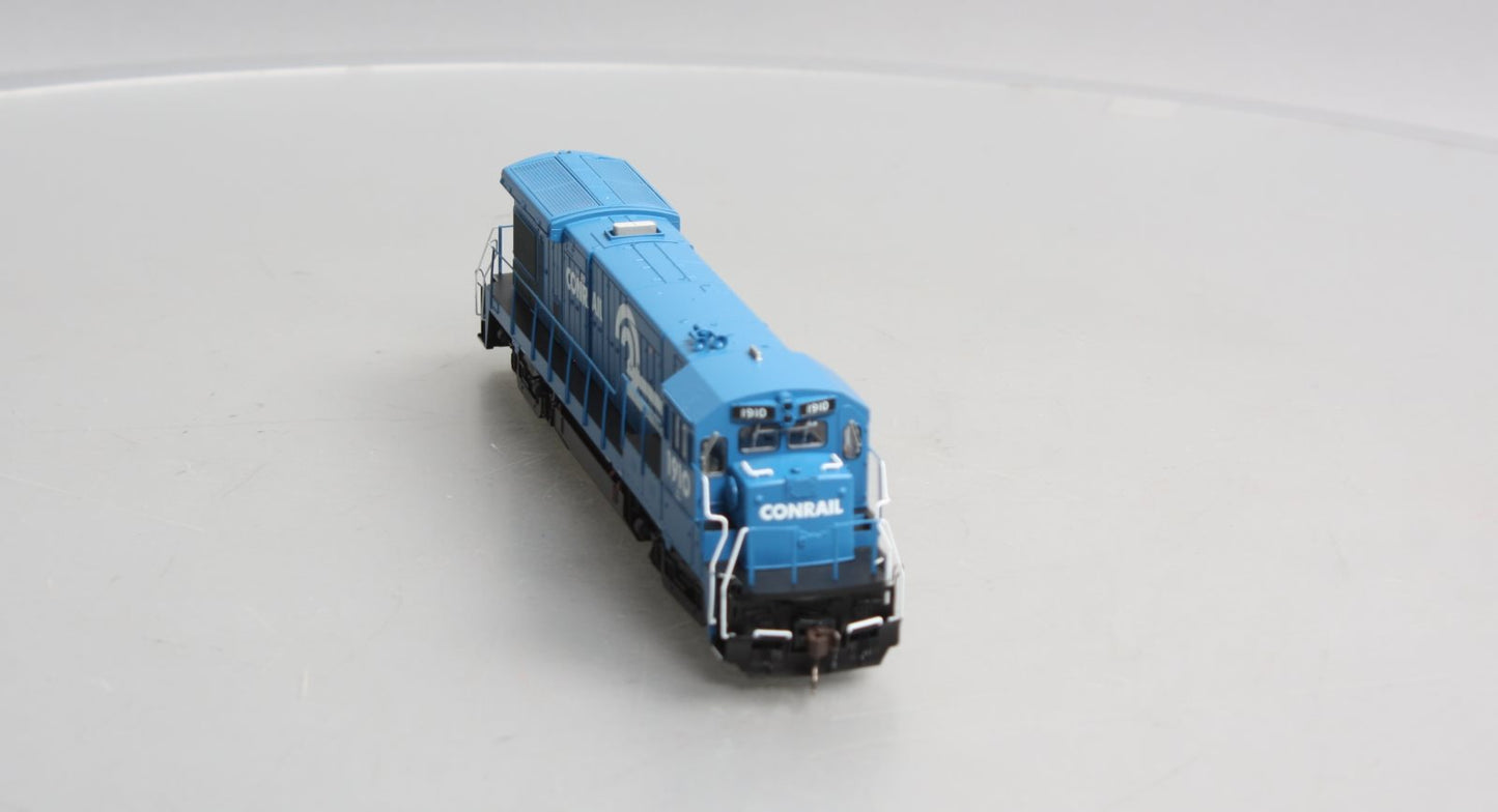 Atlas 10003621 HO Conrail B23-7 Phase 1 Low Nose Silver Diesel Locomotive #1910