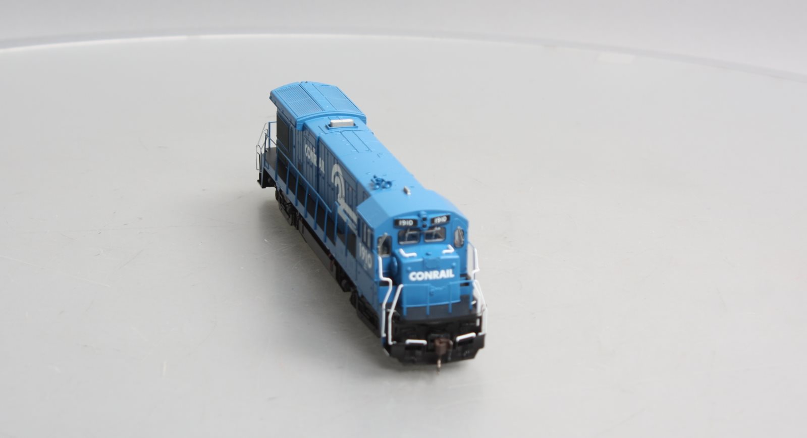Atlas 10003621 HO Conrail B23-7 Phase 1 Low Nose Silver Diesel Locomotive #1910