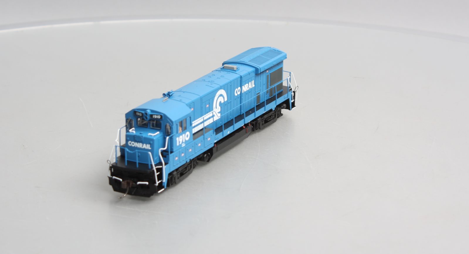 Atlas 10003621 HO Conrail B23-7 Phase 1 Low Nose Silver Diesel Locomotive #1910