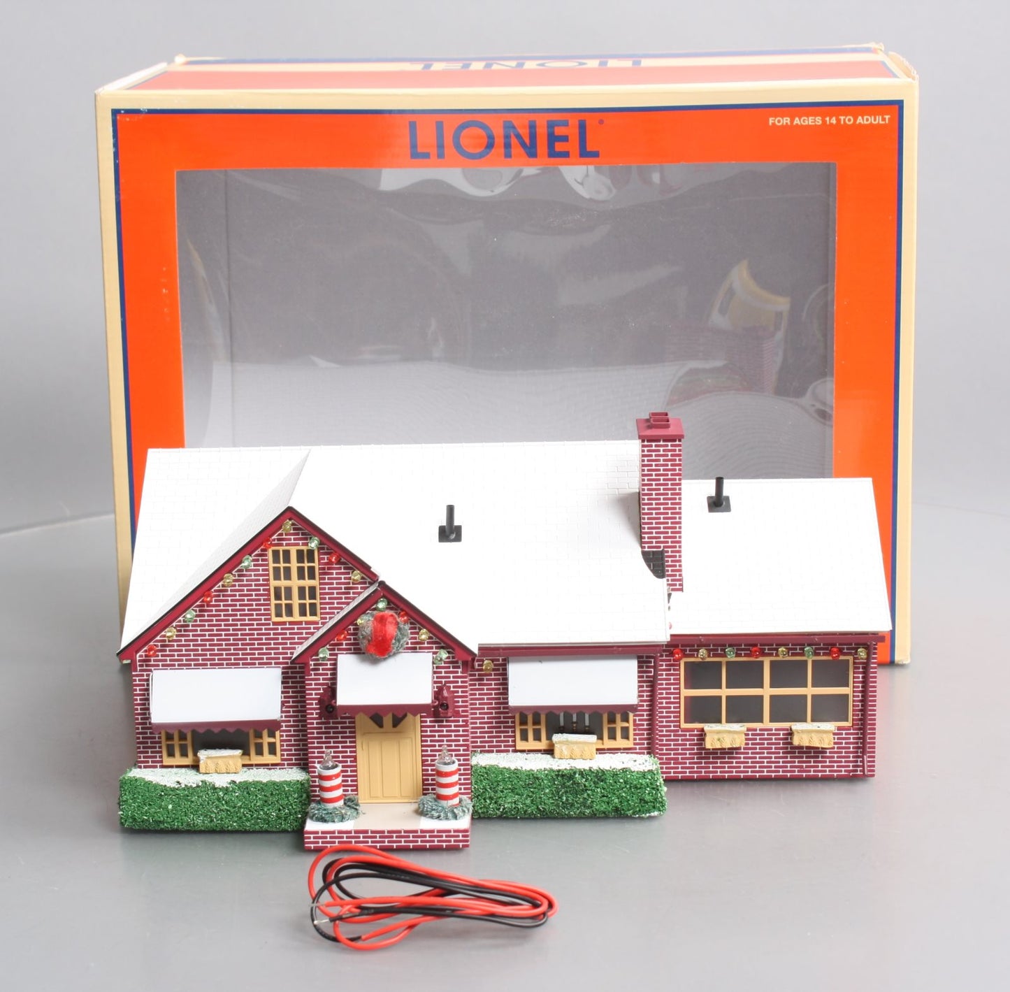 Lionel 6-37957 O Deluxe Holiday House Building with Operating Christmas Lights