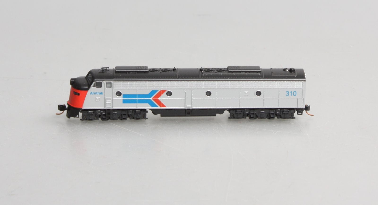 Kato 176-5341 N Scale Amtrak EMD E8A Diesel #310 - Phase I