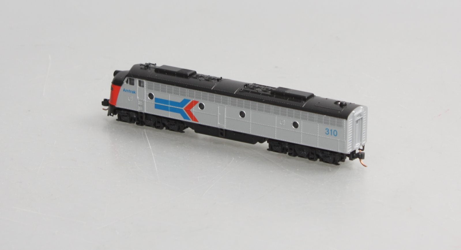 Kato 176-5341 N Scale Amtrak EMD E8A Diesel #310 - Phase I