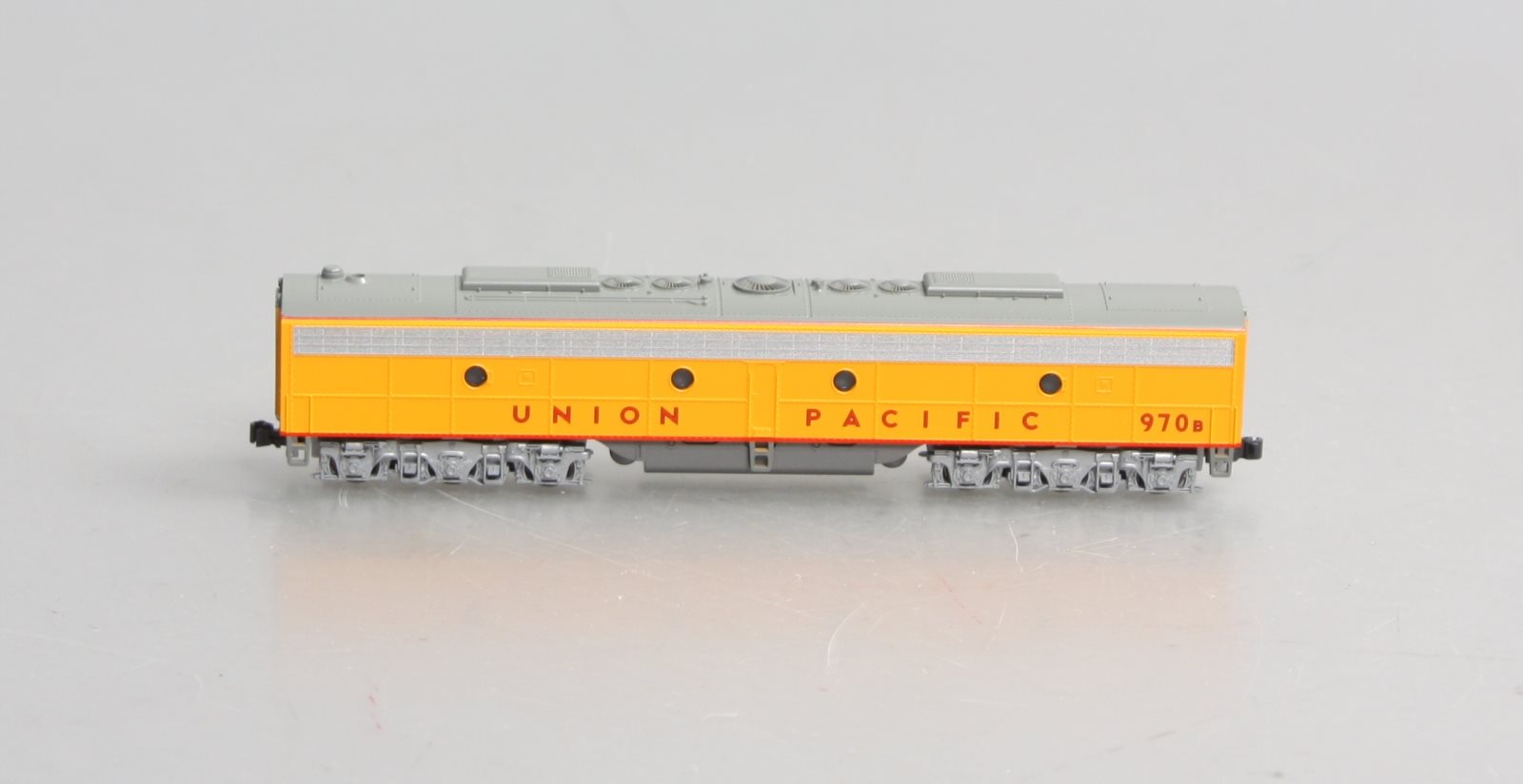 Kato 176-5353 N Union Pacific Powered E9 Diesel B-Unit #970B