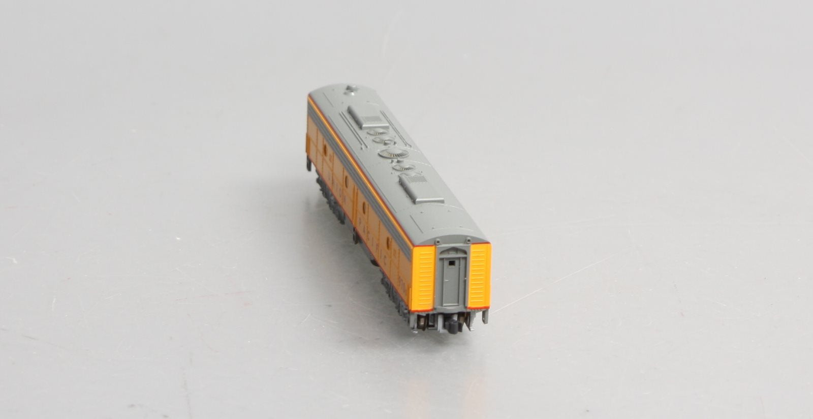 Kato 176-5353 N Union Pacific Powered E9 Diesel B-Unit #970B
