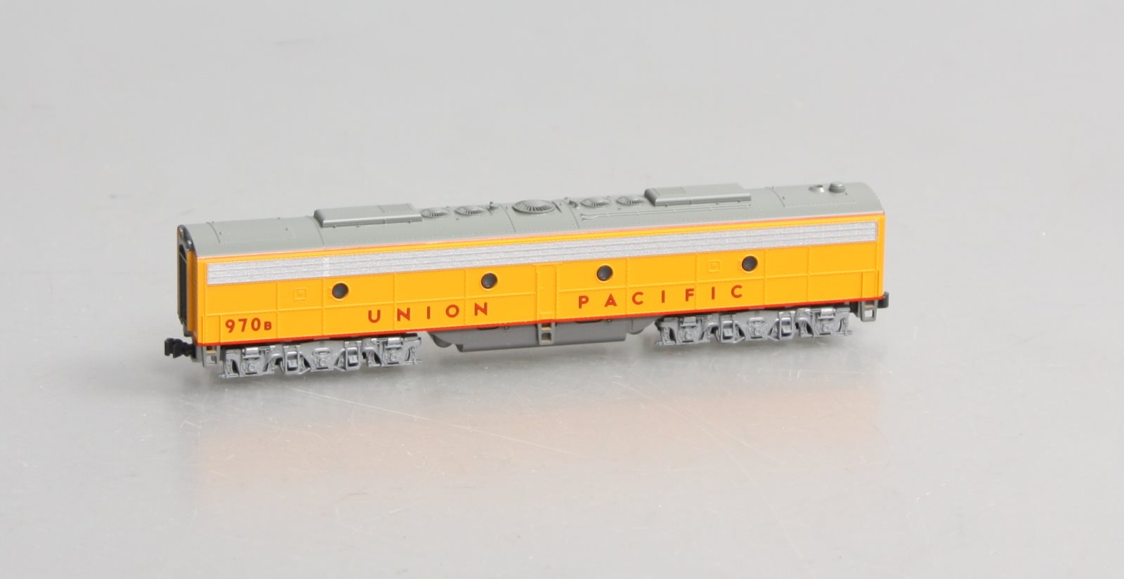 Kato 176-5353 N Union Pacific Powered E9 Diesel B-Unit #970B