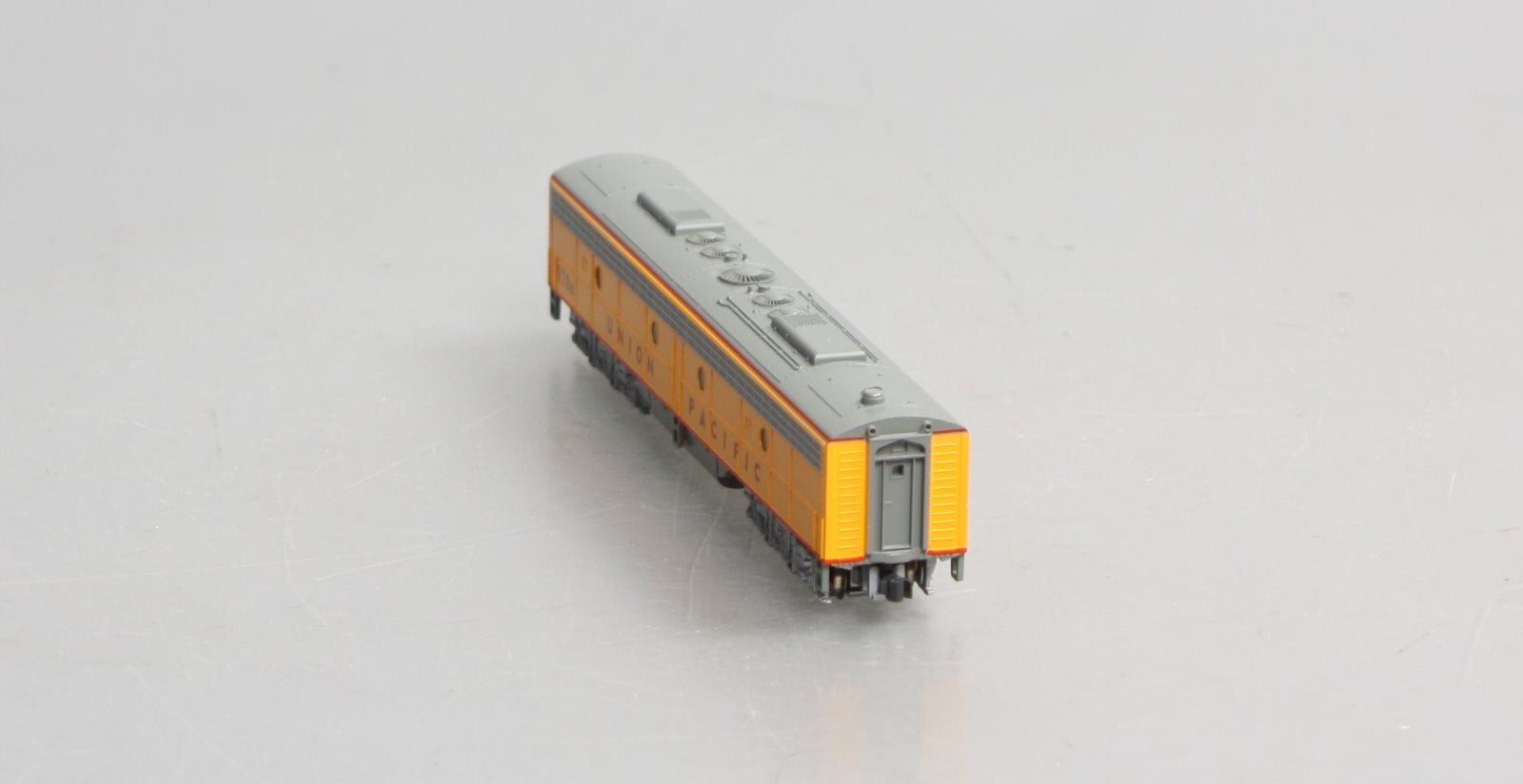 Kato 176-5353 N Union Pacific Powered E9 Diesel B-Unit #970B