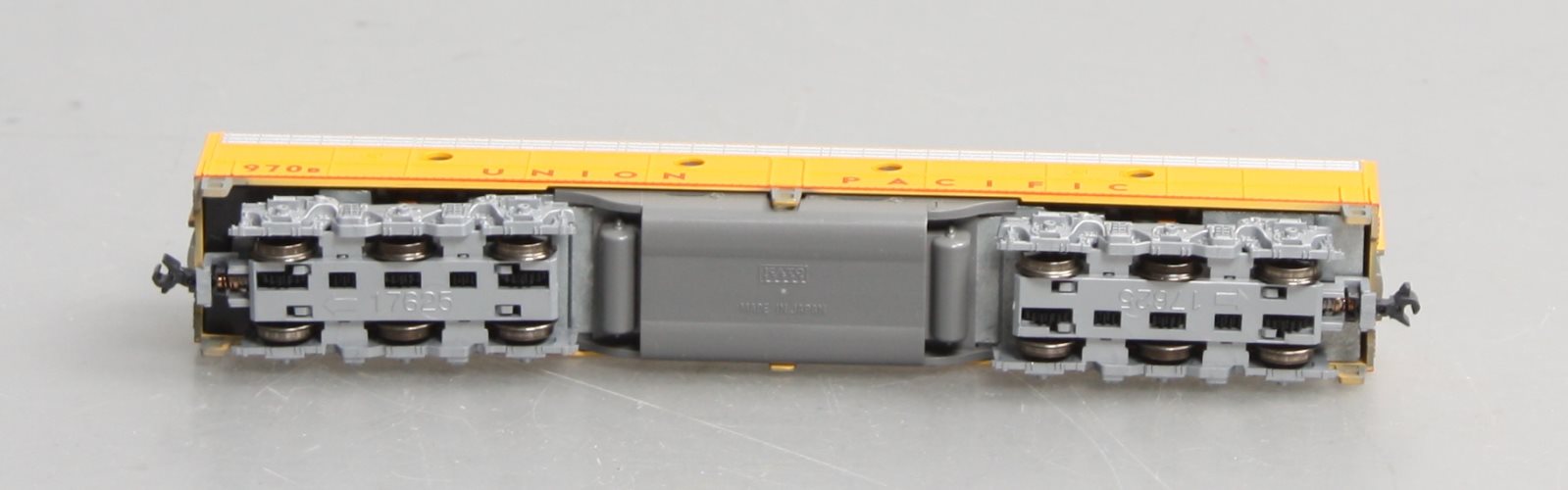 Kato 176-5353 N Union Pacific Powered E9 Diesel B-Unit #970B