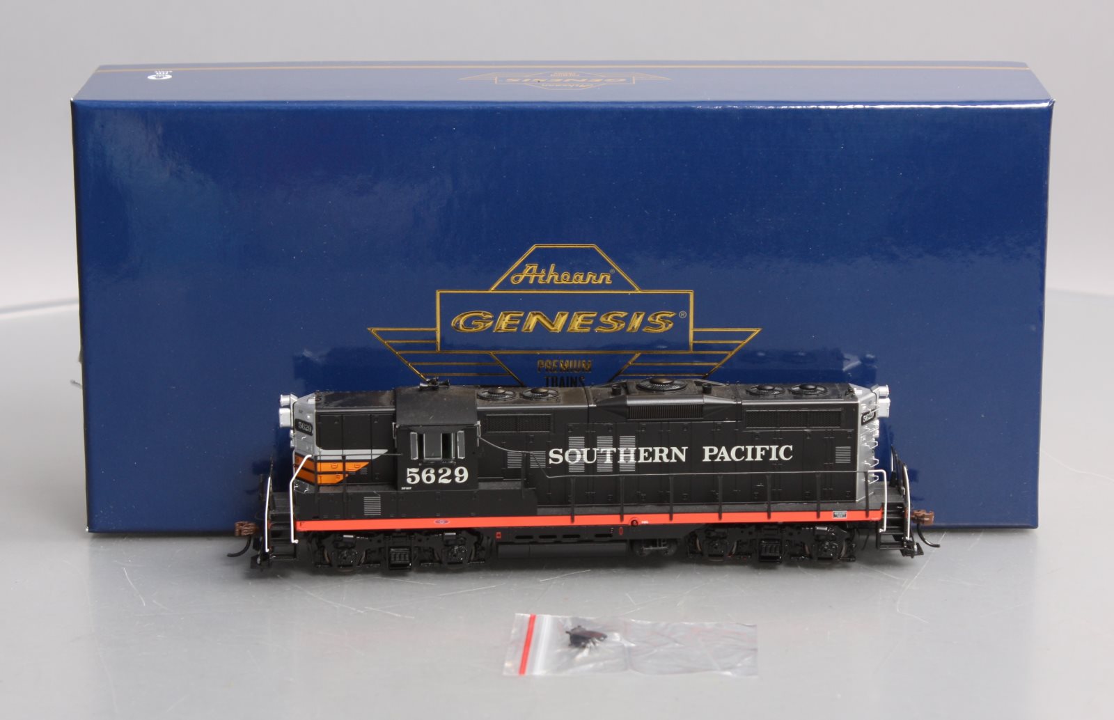 Athearn G78216 HO Southern Pacific GP9 Diesel Locomotive with Sound #5629