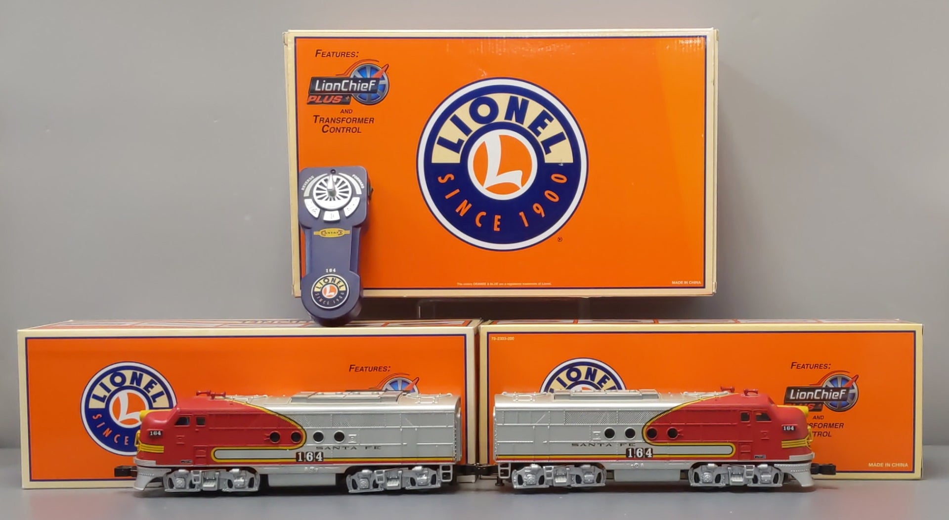 Lionel 6-82290 O Santa Fe LionChief Plus FT AA Diesel Locomotive #164/#164